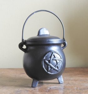 Cast iron witches cauldron with pentagram (14 x 12 cm)