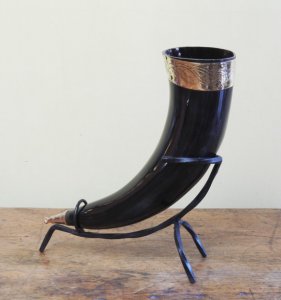 Deluxe drinking horn 0.3 liter with wrought iron holder