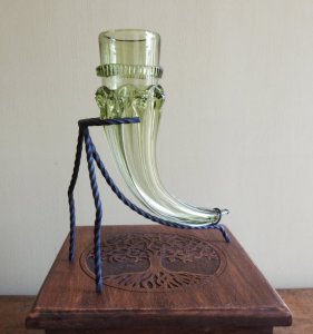 Drinking horn in forest glass + iron holder