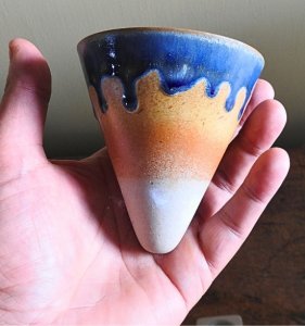 Kegelvormig keramieken kopje met voet – handgemaakt design