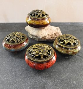 Keramische Chinese wierookbrander met aluminium deksel (meerdere kleuren)