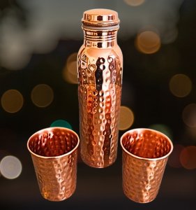 Koperen drinkset voor vitaliteit & welzijn – Ayurveda giftbox met fles en bekers