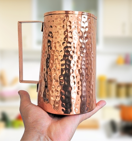 Koperen karaf met gehamerde afwerking (1,5 liter)