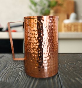Koperen karaf met gehamerde afwerking (1,5 liter)