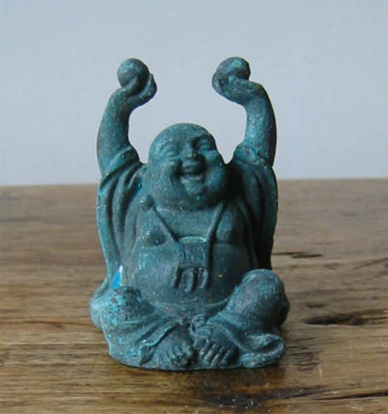 Lachende boeddha met parels (in brons)