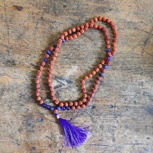 Mala van rudraksha en amethist met paarse tassel (108 kralen)